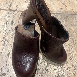 Banana Republic Rich Brown Embossed Clogs